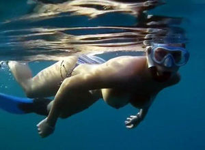 Bare-chested unter Wasser